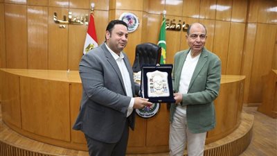 محافظ المنيا يكرم «شركاء الخير» ويمنحهم دروعا تقديرية دعما لموائد الرحمن