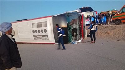 مصـرع شخصين وإصابة 23 آخرين في انقلاب أتوبيس بطريق القصير - مرسى علم