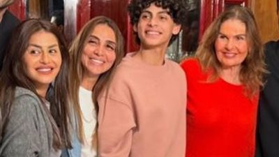 من لوكيشن «قلب شمس».. منة فضالي تحتفل بعيد ميلاد يسرا 