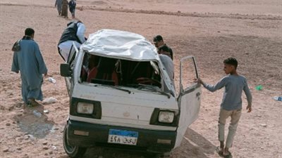 7 مصابين في حادث انقلاب ميكروباص أسفل محور سمالوط بالمنيا