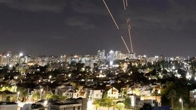 تصعيد متبادل: إسرائيل تعلن ضرب أهداف بطهران.. وإيران تلوّح باستهداف مصالح أمريكية