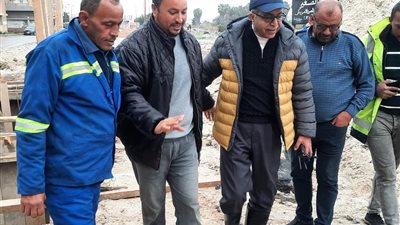 رئيس صرف الإسكندرية يتابع ميدانيًا شفط مياه الأمطار بالعجمي