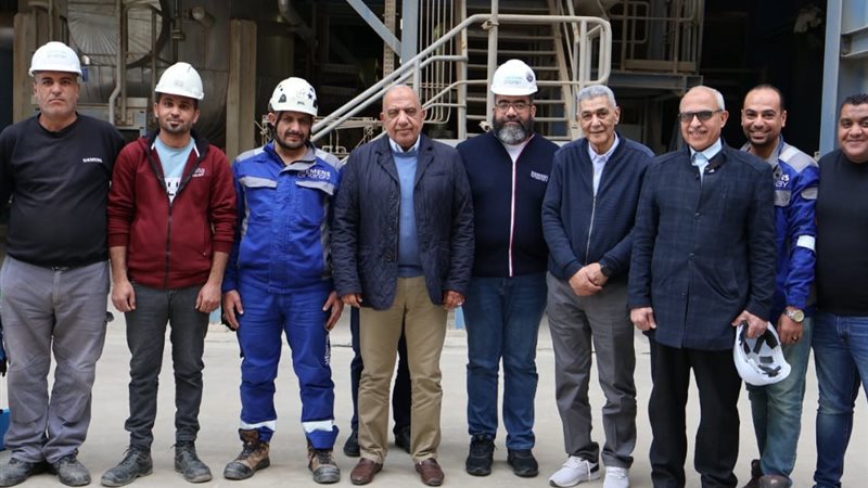 وزير الكهرباء خلال الجولة 