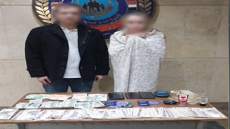 المتهمة وبرفقتها