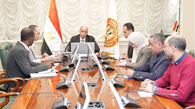 وزير العمل يتابع تنفيذ منصة الخدمات الإلكترونية للوزارة