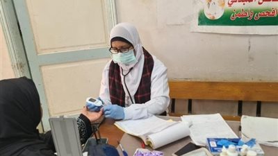 توقيع الكشف الطبي على 855 مريضًا خلال قافلة طبية في شبراخيت