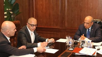وزير الكهرباء يبحث مع مجموعة 