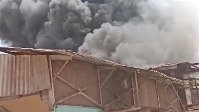 حريق داخل مصنع سمن بقرية بهدال بالمنيا.. والحماية المدنية تكثف جهودها للسيطرة عليه