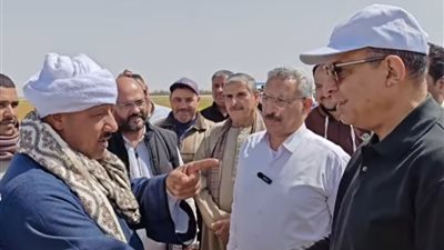 محافظ المنيا يستجيب لمزارعي الكتان لمتابعة حصاد المحصول في قرية بلنصورة 