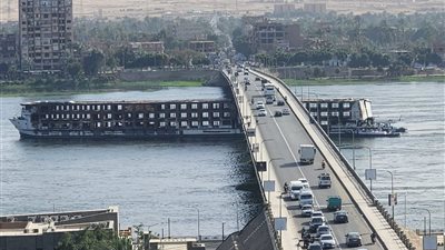 شحوط باخرة نيلية خالية من الركاب أسفل كوبري دندرة بقنا