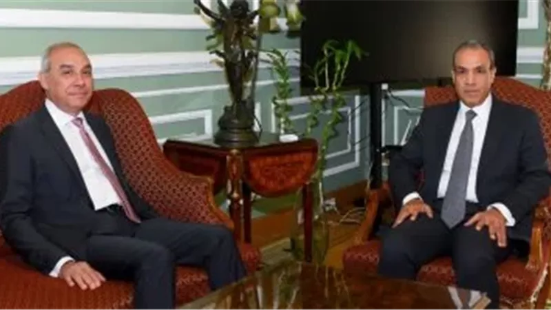 وزير الخارجية مع