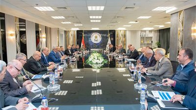 وزير الدولة للإنتاج الحربي يتابع مشروع تحويل (2262) أتوبيسًا للعمل بالغاز الطبيعي بالقاهرة