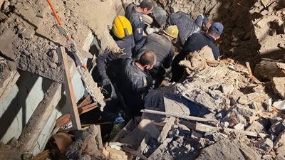 6 ساعات تحت الأنقاض.. إنقاذ 4 أشخاص ومصرع 2 في حادث 