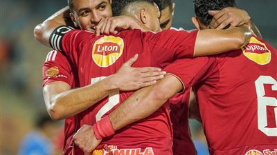 نجم الأهلي مهدد بالرحيل بسبب إبراهيم عادل (تفاصيل)