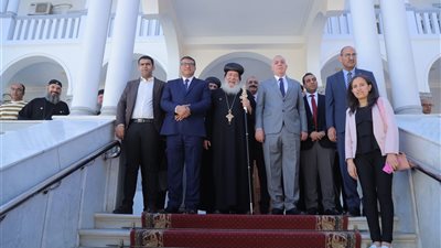 محافظ قنا ومدير الأمن يهنئان الأنبا شاروبيم بعيد القيامة بمطرانية قنا