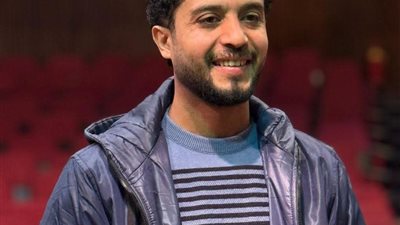 المخرج محمد نبيل العربي يستعد لعرض «زيارة السيدة العجوز»