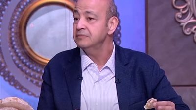 عمرو أديب يتناول الفسيخ والرنجة على الهواء: «محدش يعمل زيي»