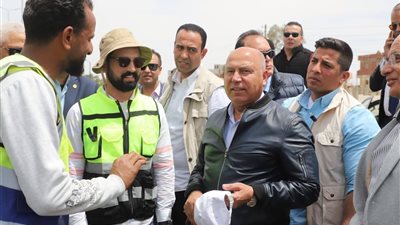 وزير النقل يتفقد المشروعات التنموية بشمال سيناء ويشدد على السلامة والجودة