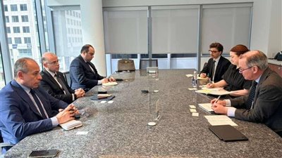 وزير الاستثمار يبحث مع قيادات 