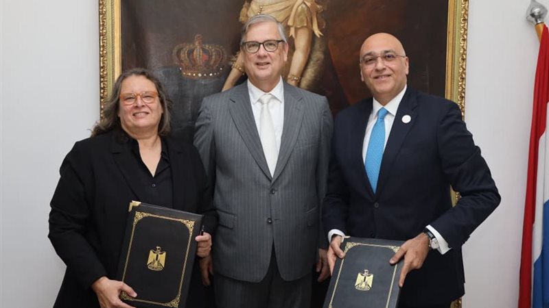 جانب من التوقيع 