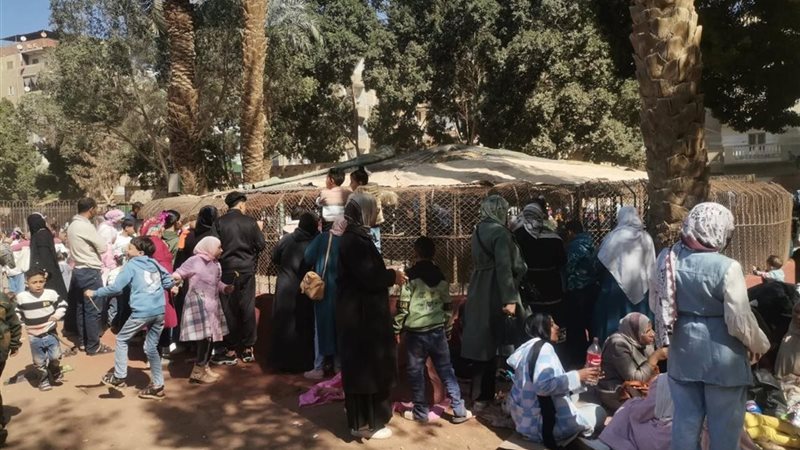 زوار حديقة الأسماك