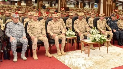 وزير الدفاع يلتقي مع طلاب الأكاديمية العسكرية للدراسات العليا والاستراتيجية 