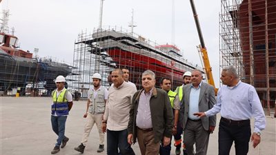 الفريق أسامة ربيع يتفقد أعمال بناء خط إنتاج القاطرات الجديدة من طراز 