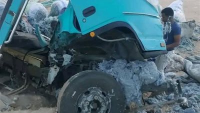 مصرع شخصين وإصابة 4 آخرين في حادث تصادم سيارتين بأسيوط (صور)