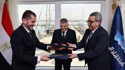 الفريق أسامة ربيع والأمين العام لغرفة الملاحة الدولية يبحثان سبل تعزيز التعاون 