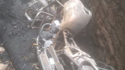 بالصور.. تفحم مركبتين ونفوق 3 أغنام بحريق اندلع بمنزلين في قنا