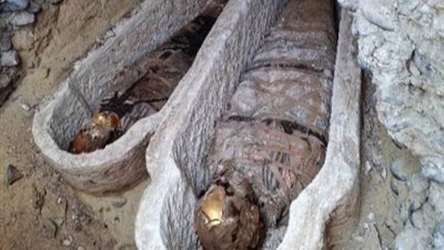 كشف أثرى جديد لمقبرة رومانية وألسنة ذهبية بالبهنسا في المنيا