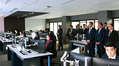 بالصور.. رئيس الوزراء يتفقد مركز التحكم والسيطرة والدعم الفني بالعاصمة الجديدة