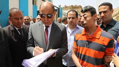 محافظ المنيا يتفقد محطة رفع الصرف الصحي بقرية الكرم