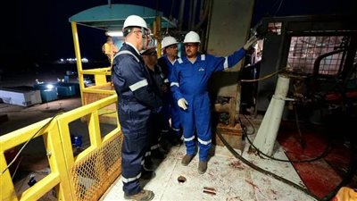 وزير البترول يتفقد موقع الحفار «EDC 73» في الصحراء الغربية