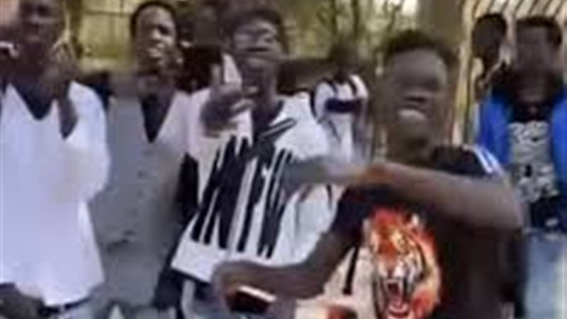  أجانب أمام حديقة