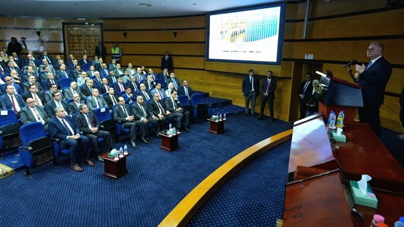 وزير البترول خلال اللقاء 