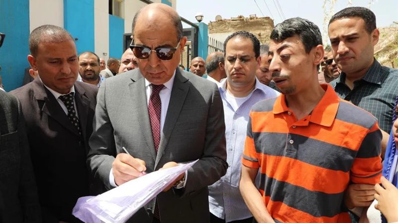 وسط الأهالي.. محافظ