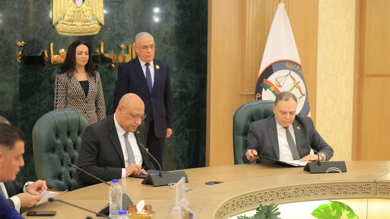 أثناء توقيع البروتوكول