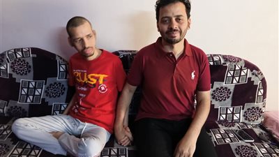 40 عامًا من الصمت داخل جسد أحمد خضر بسوهاج.. وشقيقه يفتح باب الأمل الأخير
