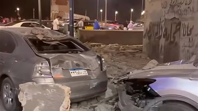 انهيار أجزاء من عقار قديم بشارع الأرمن  بالإسكندرية دون إصابات وتهشم سيارتين