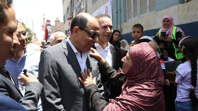 محافظ المنيا يتابع القافلة الطبية المجانية بـ«أبا البلد» في مغاغة