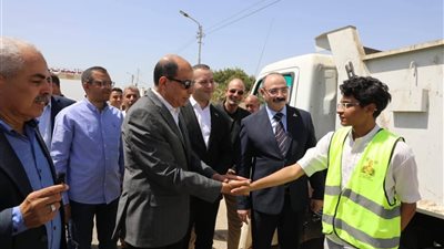 محافظ المنيا يتفقد اصطفاف معدات النظافة والرصف بمغاغة