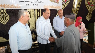 محافظ المنيا يكرم مزارعي بني حكم ويدعم زيادة المساحات المنزرعة بسمالوط