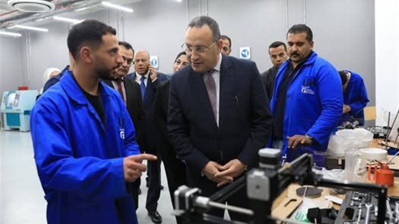 الدكتور عبدالعزيز