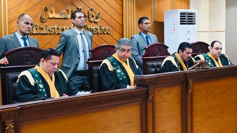 هيئة المحكمة برئاسة