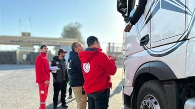 زاد العزة تخترق التعقيدات.. القافلة 183 تدخل غزة وسط أزمة إنسانية متصاعدة وقيود مشددة