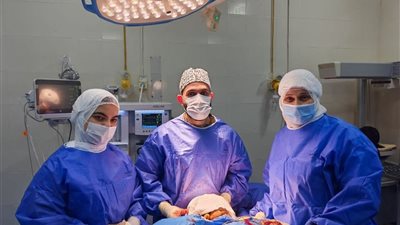 ملحمة طبية بشربين.. فريق جراحي يعيد بناء وجه وجمجمة مصاب بحادث