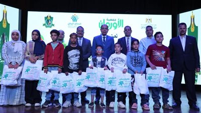 محافظ المنيا يوزع مساعدات ويكرم أمهات مثاليات بيوم اليتيم