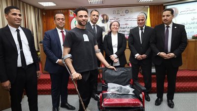 جامعة المنيا توزيع 20 لاب و5 كراسي كهربائية لطلابها من ذوي الإعاقة 