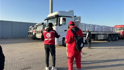 جسر إغاثي متواصل.. الهلال الأحمر يسيّر قافلة جديدة ويستقبل المصابين عبر رفح